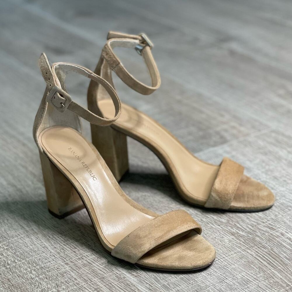 BANANA REPUBLIC Women's Tan Suede Ankle Strap Block Heels